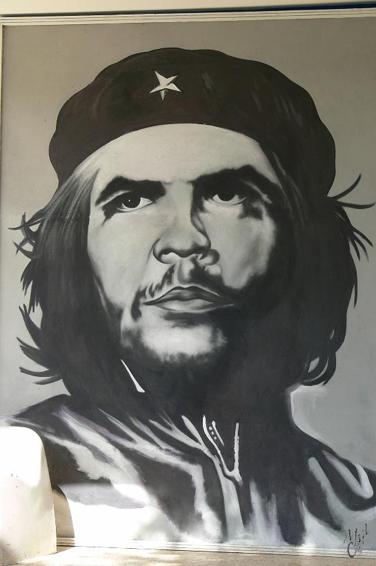 P1110115.jpg - Après avoir été condamné et emprisonné, Castro s'exile au Mexique où il rencontre un argentin, Ernesto Guevara "le Che". En 1959, ils organisent la guérilla et libèrent Cuba de la corruption et de la répression. Castro devient premier ministre. En 1961 les américains rompent les relations diplomatiques et mettent en place un embargo. En 1967 le Che est assassiné en Bolivie à la demande de la CIA.