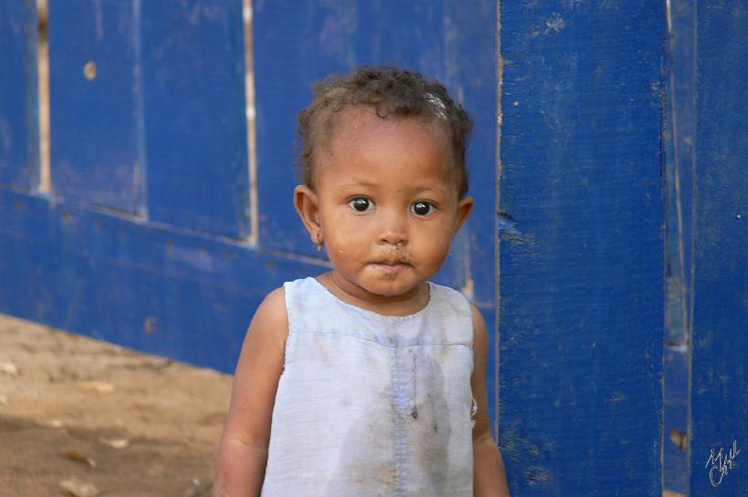 P1090476.JPG - Les cours dans les écoles sont donnés en malgache et en français. Si dans un village, les enfants sont trop nombreux, alors les plus petits vont en classe le matin et les grand l'après midi.