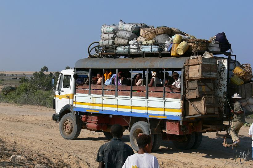 P1090482.JPG - Il arrive souvent que les véhicules (surtout ceux des touristes) soient ensablés à la sortie des villages...mais cela ne dure pas plus d'une minute et de nombreux villageois (de 7 à 77 ans) se présentent pour aider à dégager le véhicule...