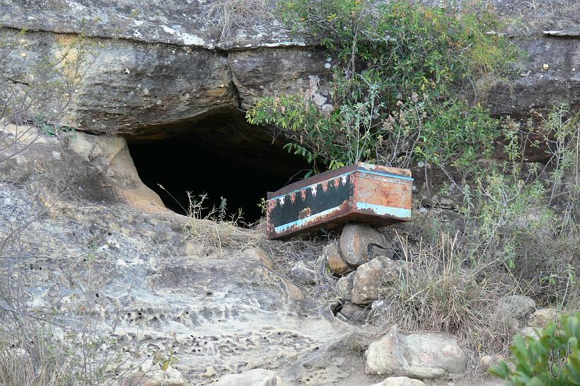 P1090666.JPG - Un tombeau provisoire dans une grotte isolée. Les malgaches pratiquent le retournement des morts. Lorsque la famille a suffisamment d'argent pour fêter un enterrement (fête joyeuse avec des sacrifices de nombreux zébus), elle récupère le cercueil provisoire, lave les restes du défunt avant de les envelopper dans des tissus de soie, pour finalement les déposent dans un vrai tombeaux. Un proverbe malgache: "les morts ne sont vraiment morts que lorsque les vivants les ont oubliés"