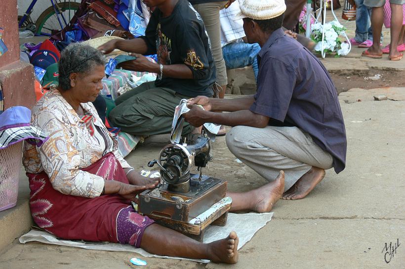 P1090725.JPG - Une couturière sur le marché d'Ihosy, au centre de Madagascar.