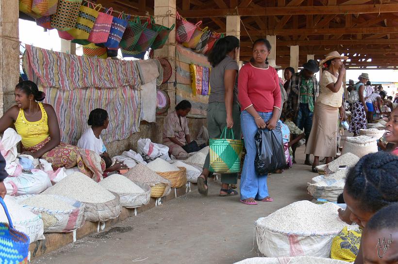 P1090726.JPG - Le marché d'Ihosy. On y trouve bien sûr du riz, l'aliment de base à Madagasacar, mais aussi des fruits des légumes et de nombreuses sortes de haricots, autre spécialité du pays.