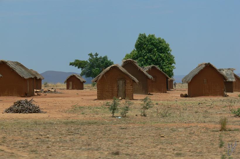 P1090743.JPG - Un village sur la route entre Ihosy et Ambalavao. Comme on le voit, pas d'eau, pas d'électricité...