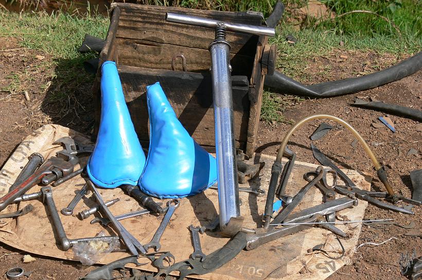 P1100232.JPG - Les outils d'un réparateur de vélo au bord d'une route.