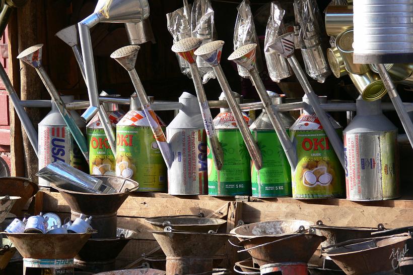 P1100261.JPG - Tout se recycle. Ici des arrosoirs faits avec de vieux bidons d'huile.