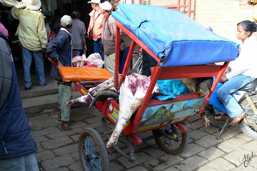 P1100278.JPG - Certains pousse-pousse peuvent transporter jusqu'à une tonne de marchandises.