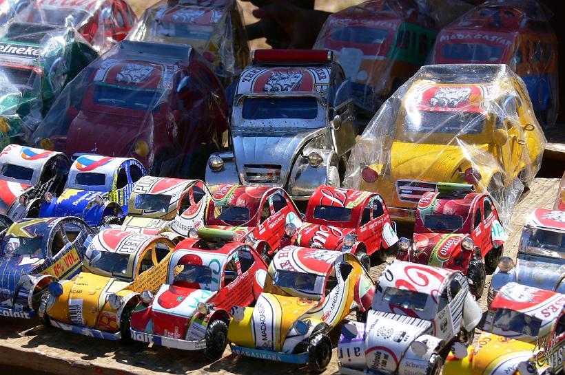 P1100319.JPG - Ces petits jouets fabriqués avec de vieilles cannettes de soda sont des cadeaux typiques offerts aux jeunes garçons après l'excision.