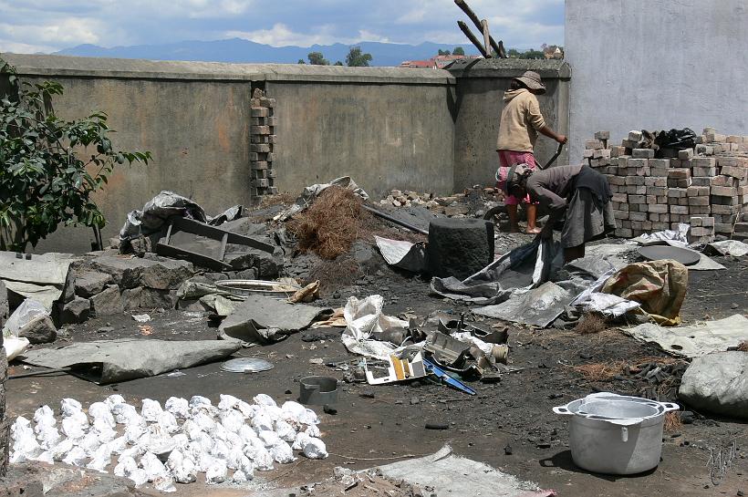 P1100323.JPG - Une fonderie à Antsirabe. Les déchets d'aluminium récupérés servent à la fabrication de marmites vendues dans tout Madagasacar.