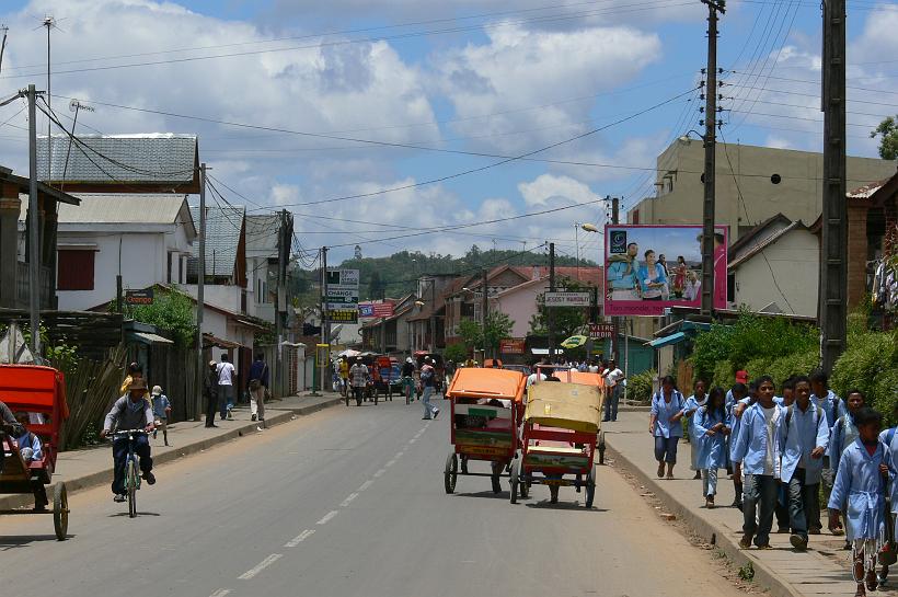 P1100455.JPG - Entre Moramanga et Andasibe, au nord-est de l'île.