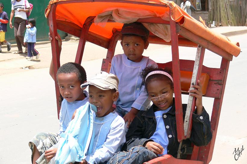 P1100465.JPG - Ce moyen de transport est également très utilisé pour aller à l'école.