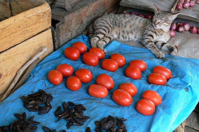 P1100478.JPG - Un étal sur le marché de Antsirabe.