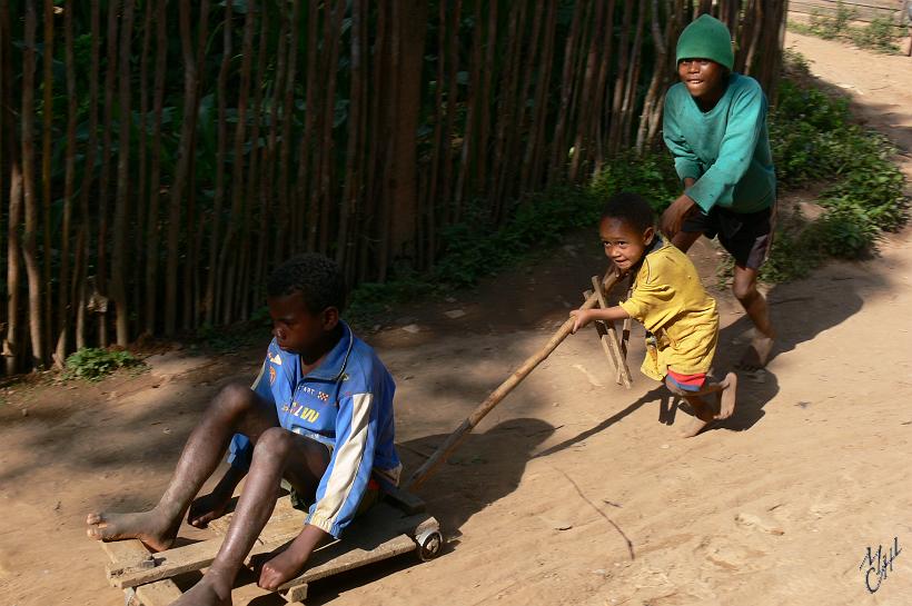 P1100489.JPG - Pour jouer, les enfants n'ont souvent que ce qu'ils peuvent fabriquer eux-même avec les morceaux de bois qu'ils trouvent.
