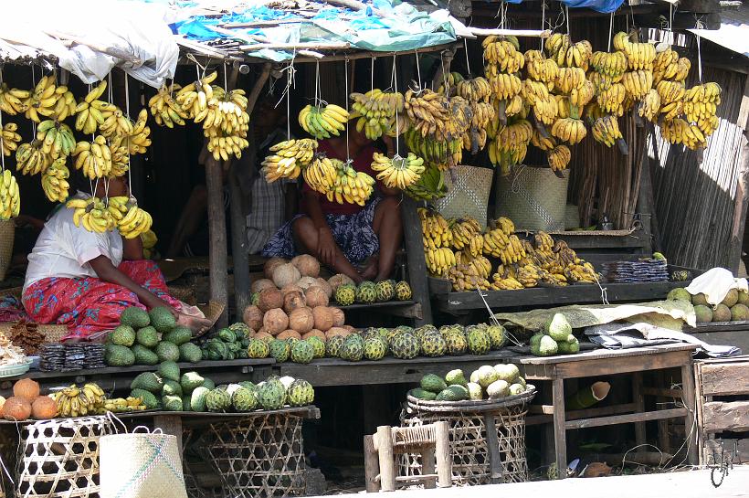 P1100595.JPG - Le marché de Manambato.