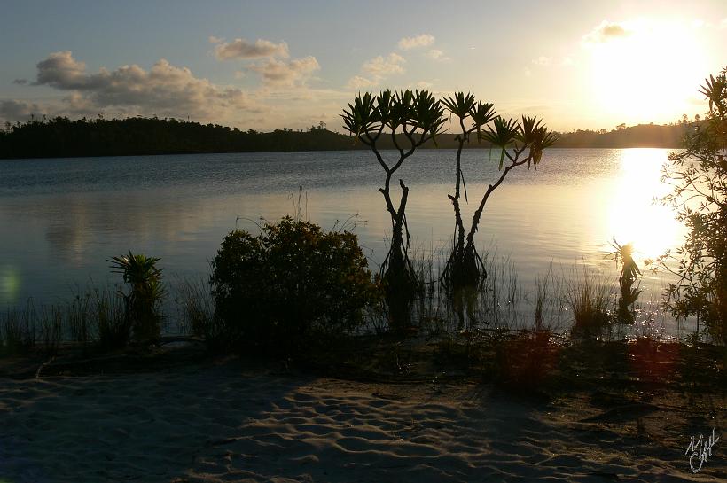 P1100643.JPG - Des aménagements de 1896 à 1904, ont permis de lier ces cours d'eau entre eux, et surtout de rendre cette voie navigable aux péniches et bateaux. Ce canal est le plus long du monde.