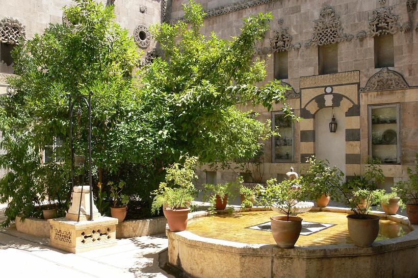 P1080729_KahnVielleVilleAlep.JPG - Les vieilles maisons syriennes sont organisées autour d'une cour centrale avec généralement un intérieur ombragé et une fontaine. Il fait bon s'y reposer quand la température dépasse les + 43°C comme pendant mon séjour...