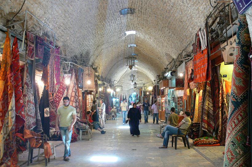 P1080783_SoukAlep.JPG - Le souk est un lieu public d'échange et de rencontre. Ici il n'y a plus de différences, les musulmans, les juifs les chrétiens se mélangent. C'est là que l'on rencontre les hommes dans les bains publics, les cafés, c'est là que se préparaient autrefois les révolutions...c'est pour cela que pendant longtemps il n'y avait pas d'éclairage public.