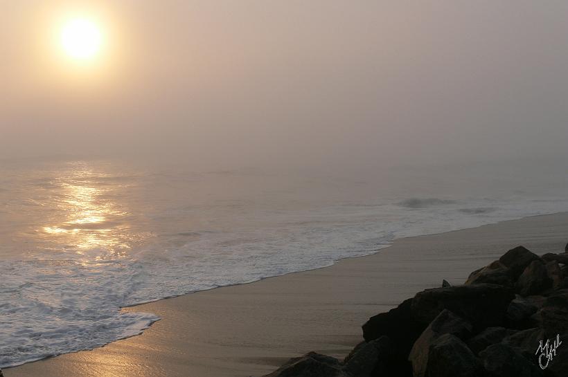 P1130596.JPG - La plage de Swakopmund. Cette petite ville créée en 1892 par des colons allemands se situe sur la côte atlantique et à la limite du désert Namib. Les fronts chauds (30°C) rencontrent l'air froid marin. Le résultat? toute la ville est dans le brouillard pendant des jours. Mais il suffit de partir vers le désert pour retrouver le soleil et le ciel bleu à seulement quelques kilomètres.