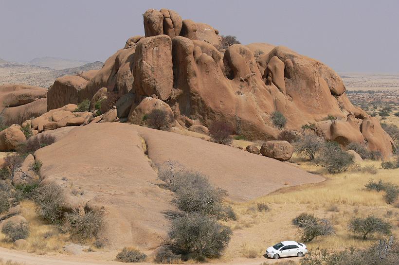 P1130669.JPG - Les roches qui constituent le Spitzkoppe et les collines environnantes sont des blocs de granit d'origine volcanique.