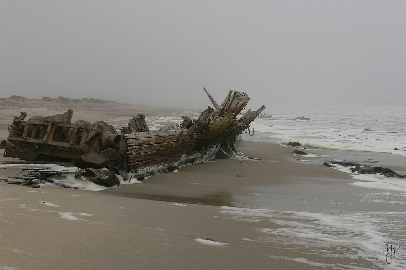 P1130775.JPG - On peut trouver de nombreuses épaves le long de cette côte, à cause des grands vents et du brouillard épais de la région (rencontre de l'air chaud du désert proche et des vents marins humides et plus froids)