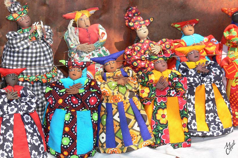 P1130987.JPG - Poupée représentant des femmes de la communauté Herero décimée en 1904 par l'armée coloniale allemande. 65 000 Hereros sont tués en trois ans. Aujourd'hui il en reste environ 160.000 en Namibie.