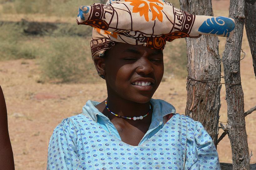 P1140006.JPG - Les missionnaires ont appris la couture aux femmes hereros (les femmes des colons allemands voulaient éviter que leurs maris violent les Hereros en voyant leur poitrine). C'est ainsi que sont nées les longues robes et couvre-chefs appelés Hererotracht.