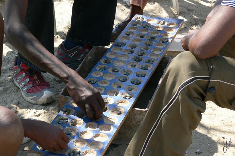 P1150323.JPG - Des joueurs qui s'affrontent sur un trottoir de la ville de Otjiwarongo