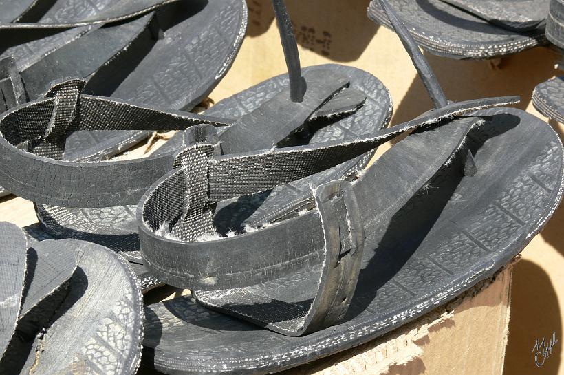 P1150333.JPG - Windhoek, la capitale. On y trouve de tout, même des sandalettes faites en pneu de voiture.