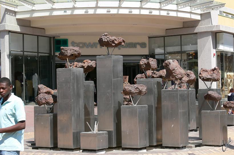P1150371.JPG - Gibeon Meteorite Monument à Windhoek. C'est la plus vaste pluie de météorite connue. Elle est tombée il y a plus de 500 millions d'années et s'est fragmentée sur une zone de 360x110km.