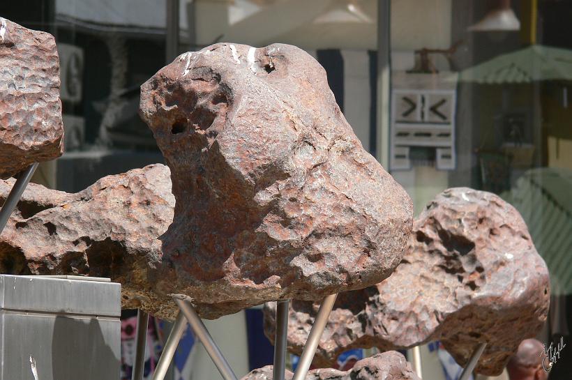 P1150374.JPG - Ces météorites sont composées d'un alliage de fer et de nickel. La plus lourde pèse 555 kg.