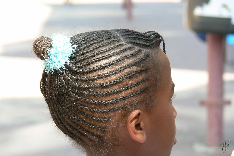 P1150457.JPG - En passant devant un salon de coiffure, j'ai pu voir 4 coiffeuses occupées sur une seule tête...