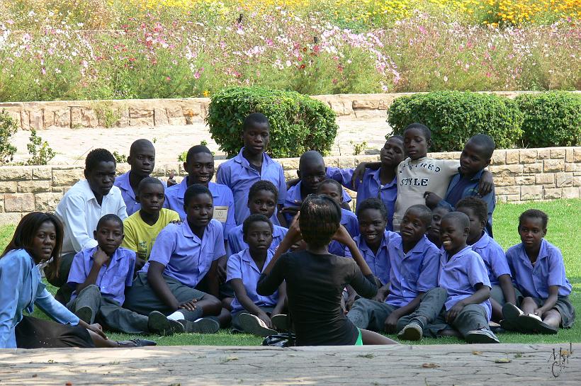 P1150638.JPG - Un groupe d'écoliers en visite au parc du parlement.