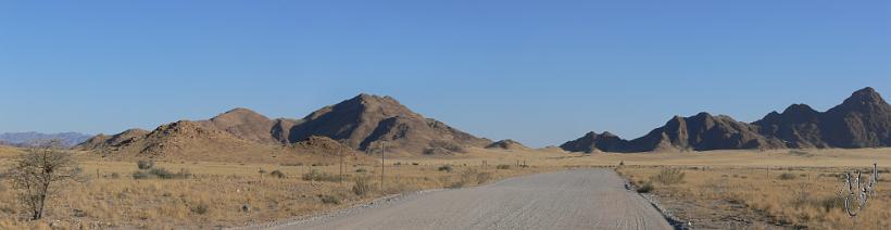 pano_P1130034-35-36.JPG - Une piste dans le Naukluft parc (à l'Est du pays)