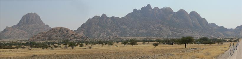 pano_P1130617-18-19.JPG - Panorama sur le Spitzkoppe