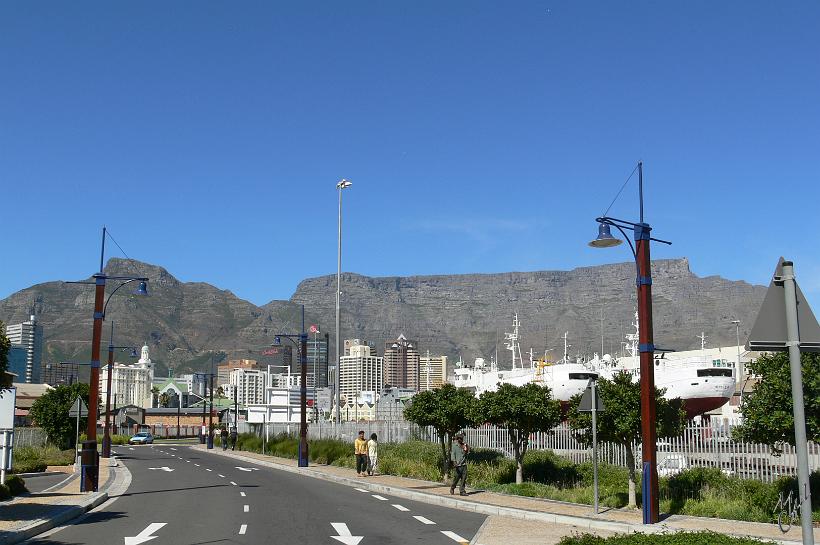 P1040979.JPG - Promenade vers le centre de la vieille ville avec table mountain en fond.