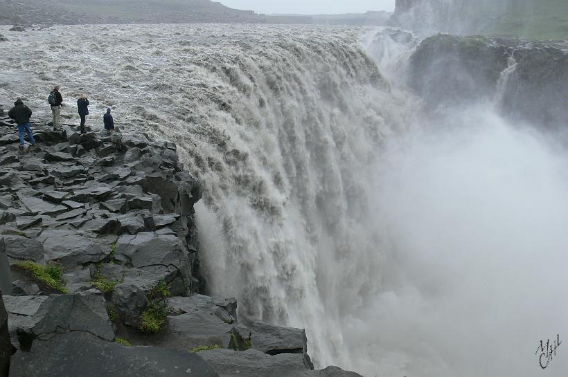 060801_Islande_Dettifoss_500m3s_44m_423.JPG - Il est possible de s'approcher extrêmement près. Mais même à une distance respectable, le bruit est assourdissant et le vêtement de pluie est nécessaire en raison de l'eau projetée.