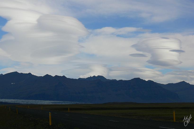 060806_Islande_Sud_932.JPG - Une formation de nuages lenticulaires. Ils sont souvent empilés comme des assiettes. Ce type de nuage se forme au dessus de 2000 m d'altitude.