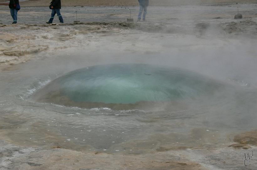 060808_Islande_Geysir_Sud_570.JPG - La source d’eau chaude souterraine est en contact avec une roche chauffée par du magma en fusion. Juste avant expulsion on voit la surface de l'eau qui se bombe et les bulles de gaz qui remontent.