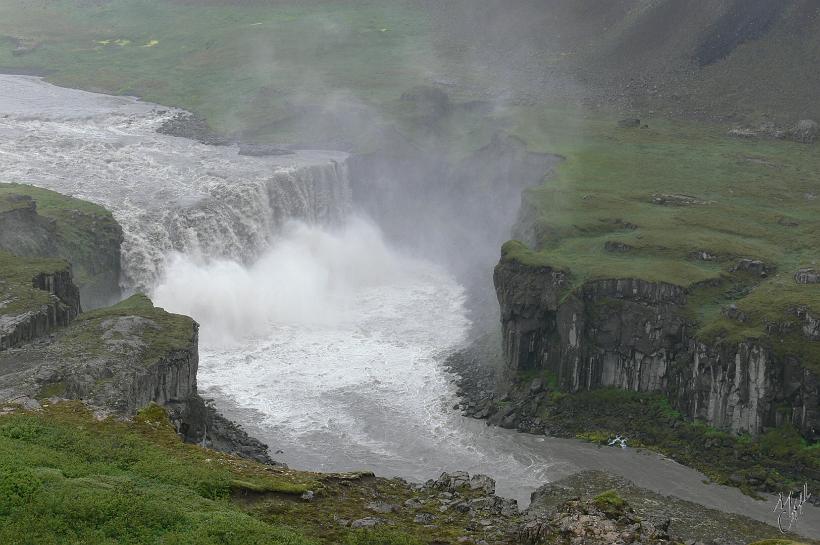 P1010442.JPG - La cascade de Hafragilsfoss est une des 3 cascades du canyon de la Jökulsá, après Selfoss et Detifoss