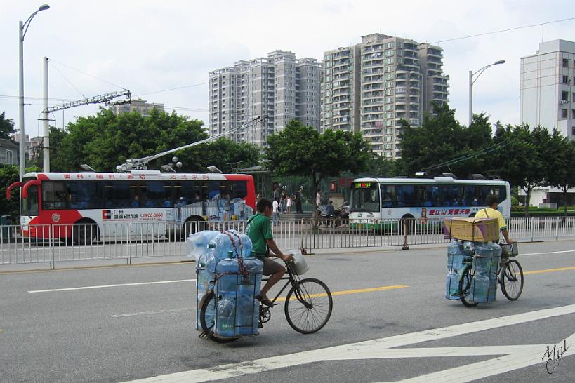 0506gz_IMG_1796.jpg - Transport de bonbonnes d'eau à vélo...10 bonbonnes à 20 litres...ça fait plus de 200 kg à la force des mollets.