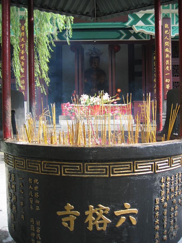 0506gz_IMG_1802.jpg - Le bouddhisme est, selon les points de vue, une philosophie, une spiritualité ou une religion. Même les chinois peu croyants, font des offrandes et brûlent de l'encens en espérant que les voeux soient exhaussés.