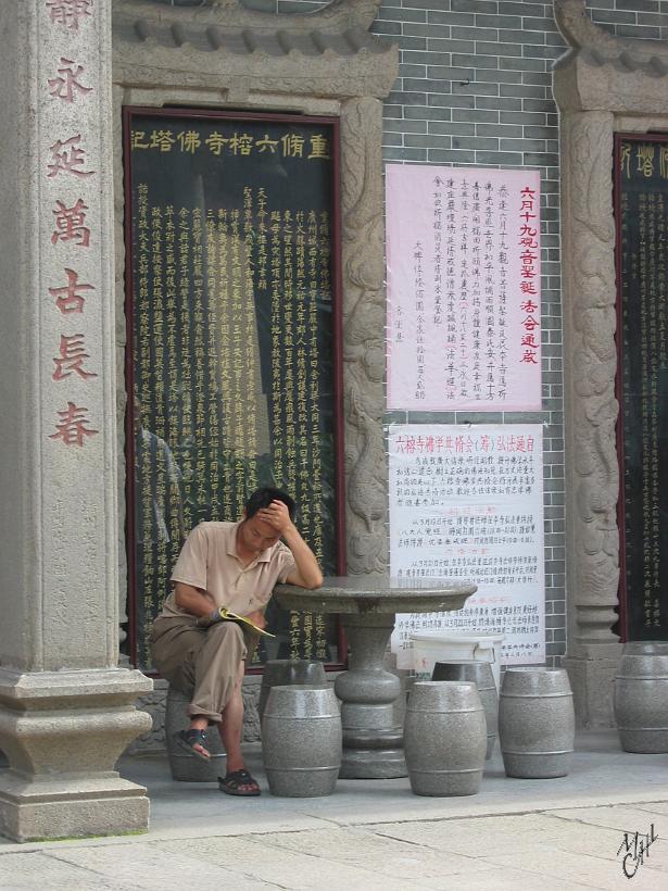 0506gz_IMG_1803.jpg - Lecture de journal dans un parc de Shanghai. La censure se retrouve dans tous les médias. Il est intéressant de lire les journaux (traduits en anglais), avec les articles sur une rupture de canalisation d'eau, ou le chien qui a mordu une jeune fille, ou les arbres qui sont élagués au sud de Harbin,...pas d'attentats, pas de morts, pas de crise,...
