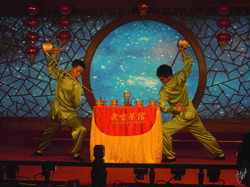 0611Beijing_PICT3066.JPG - Impressionnant de voir ce que les chinois sont capables de faire avec des théières...jonglage et remplissage de tasses au millimètre et à la goutte près!