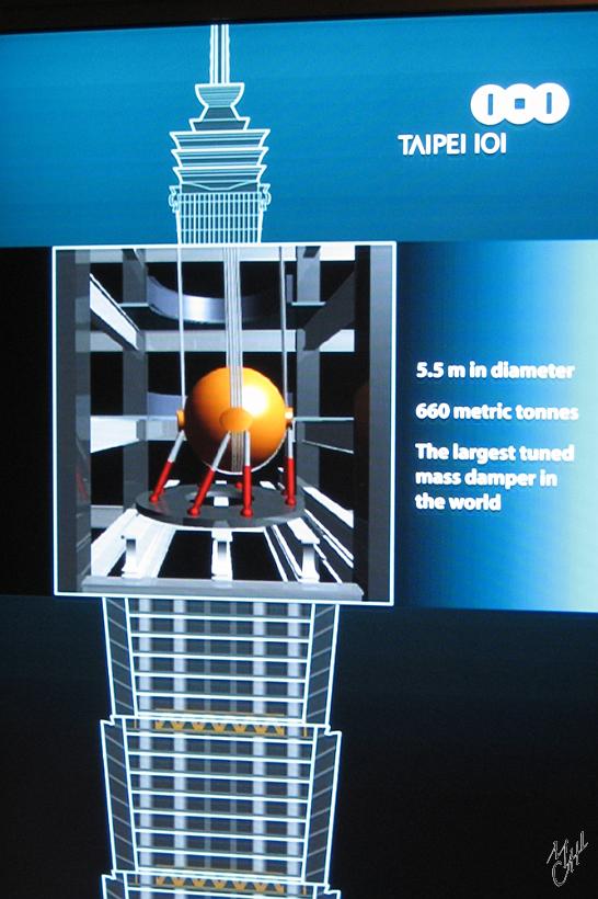 0803Shg_Taiwan_IMG_5088.JPG - Les typhons et tremblements de terre sont fréquents à Taiwan, c'est pourquoi la tour dispose d'une boule en acier à son sommet afin d'absorber et amortir les secousses et balancements.