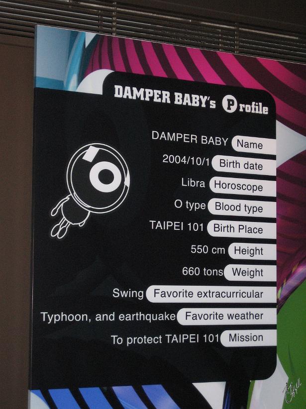 0803Shg_Taiwan_IMG_5098.JPG - La boule en acier de 660 tonnes est suspendue au 92e étage de la tour à des câbles en acier et reliée à des vérins hydrauliques.