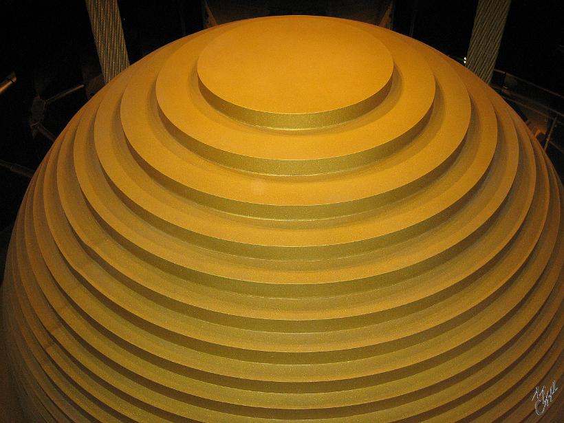 0803Shg_Taiwan_IMG_5100.JPG - L'amplitude de la boule d'amortissement peut aller jusqu'à 1,5 mètre.