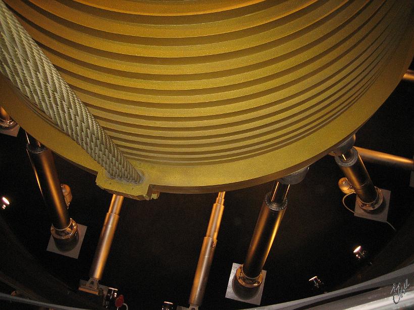 0803Shg_Taiwan_IMG_5103.JPG - La construction de la tour a débutée en 1999, c'est pour cela qu'elle comporte 101 étages (un nouveau siècle qui commence:100+1). Elle est constituée de 8 sections de 8 étages (8 chiffre porte bonheur en Chine).