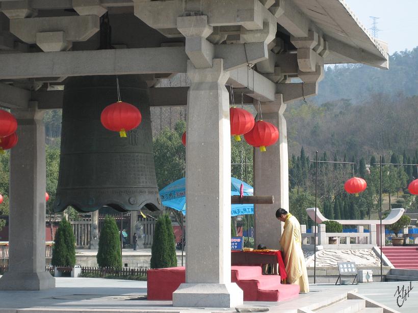 0803Wuxi_IMG_5004.JPG - Un moine en prière