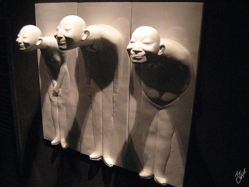 0909Shg_IMG_1952.JPG - Une jolie sculpture qui accueille les clients à l'entrée de l'un des 31 ascenseurs qui montent au sommet du World Financial Center (492 m). Ils sont les plus rapides au monde avec 10m/s (36 km/h). Cela ne dure que quelques secondes pour arriver aux derniers étages.