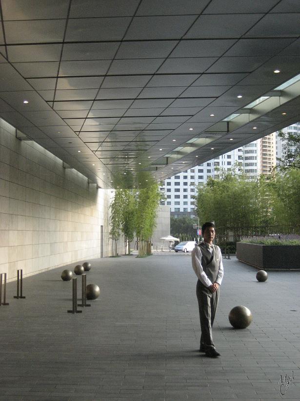 0909Shg_IMG_1953.JPG - Une entrée à l'arrière du World Financial Center