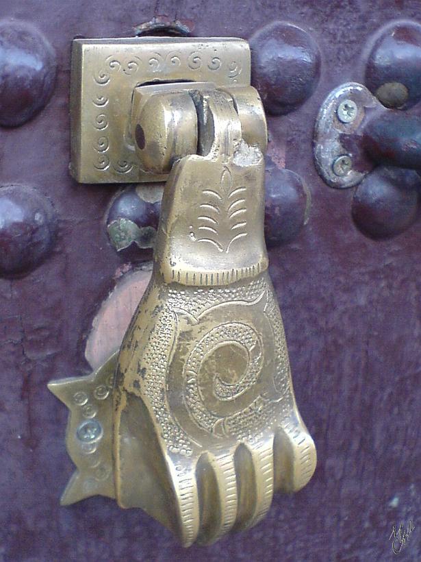 DSC08020.JPG - Un marteau sur une porte de la Médina à Essaouira.